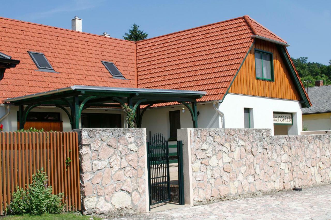 Hotel Sasfeszek Vendeghaz Zirc Zewnętrze zdjęcie