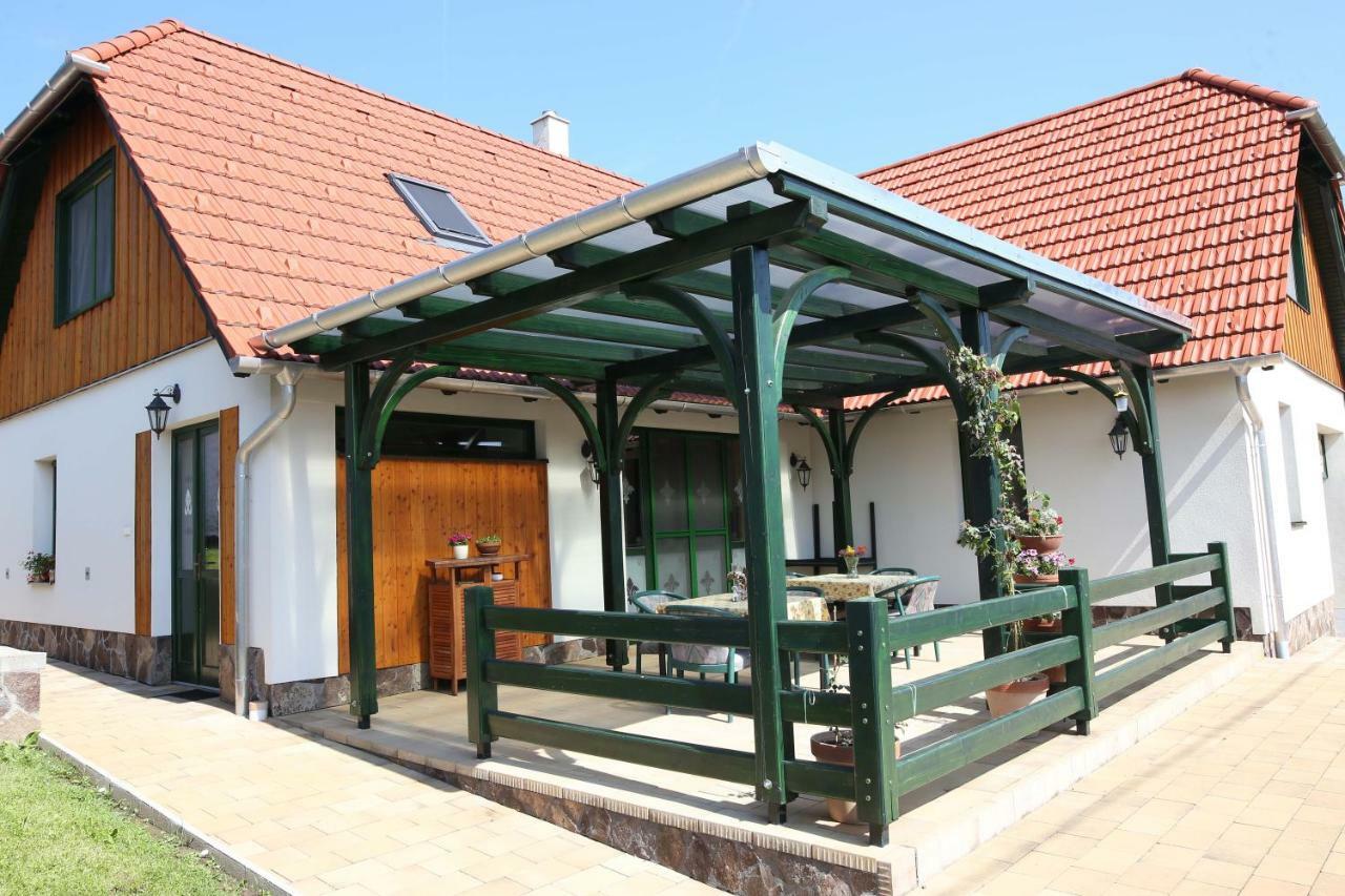 Hotel Sasfeszek Vendeghaz Zirc Zewnętrze zdjęcie